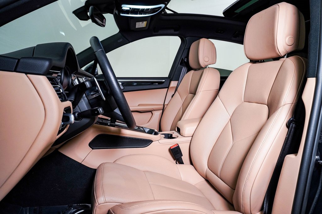 Certified 2025 Porsche Macan image 5