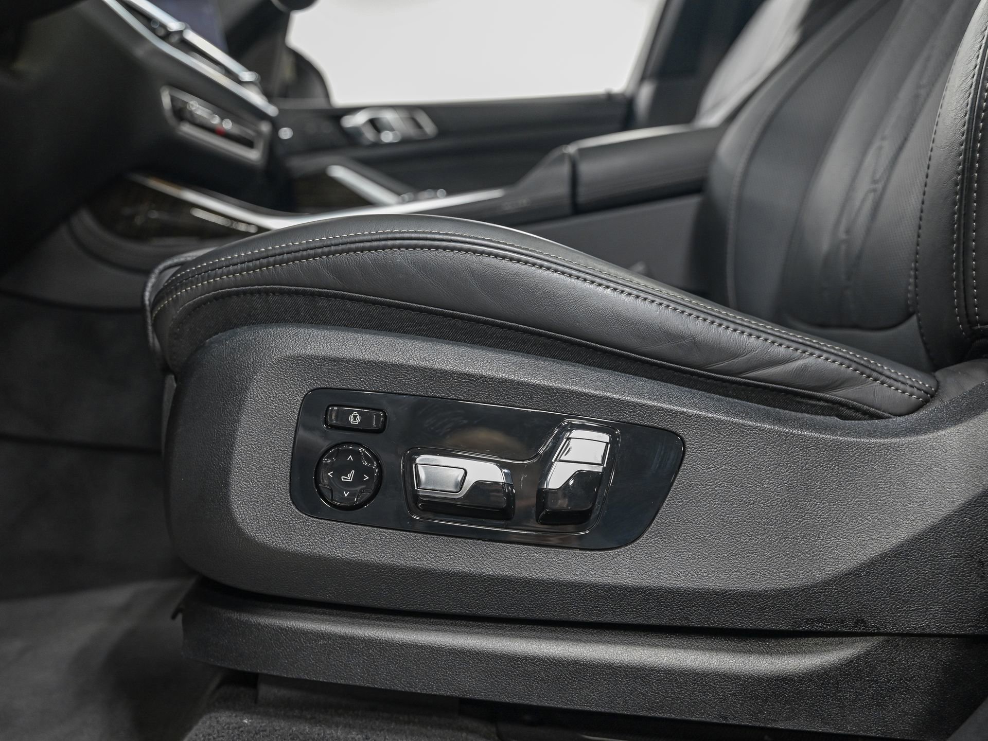 Used 2023 BMW X7 xDrive40i w/ Executive Package image 14