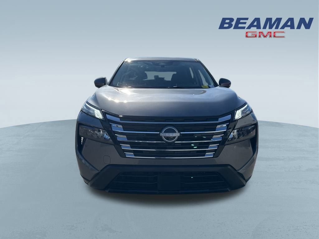 Used 2024 Nissan Rogue SV image 2