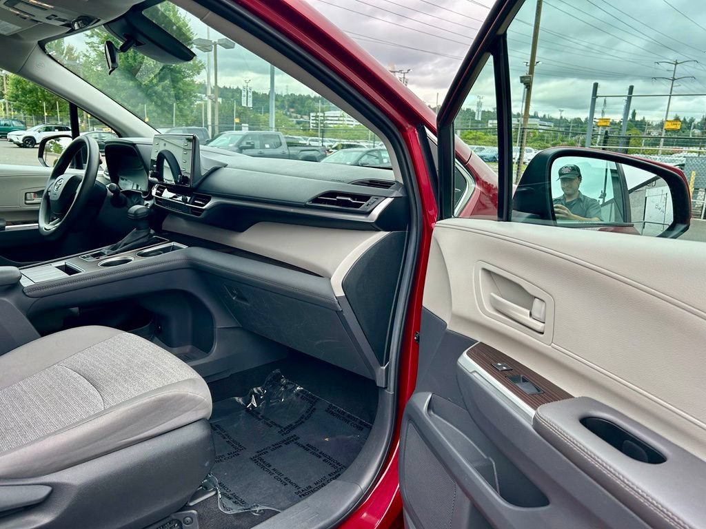 Certified 2024 Toyota Sienna LE AWD/4WD image 16