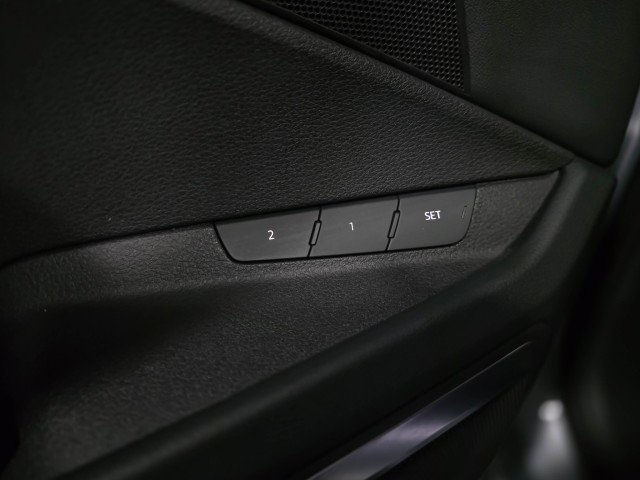 Used 2022 Audi e-tron Premium Plus image 33