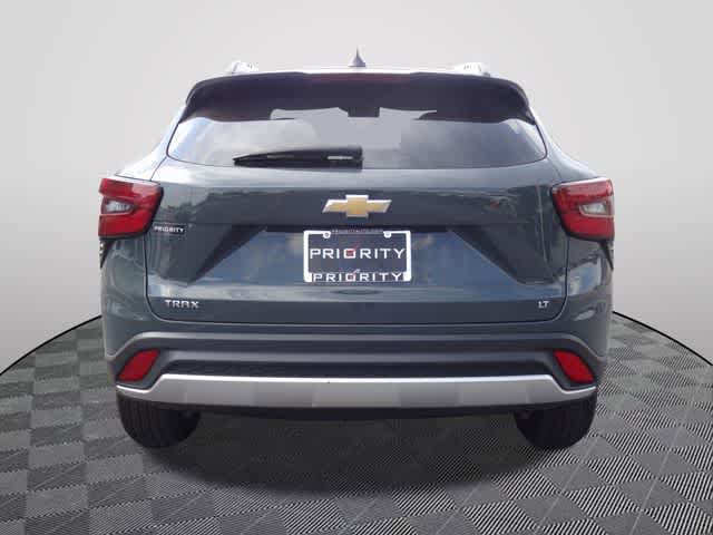 Used 2025 Chevrolet Trax LT FWD image 3