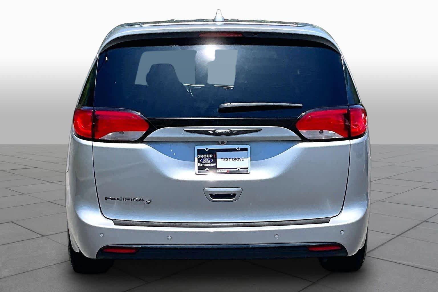 Used 2019 Chrysler Pacifica Touring Plus w/ S Appearance Package FWD image 5