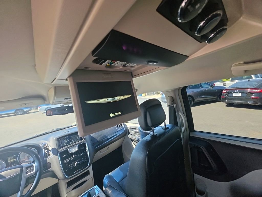 Used 2016 Chrysler Town & Country Touring w/ Driver Convenience Group FWD image 21