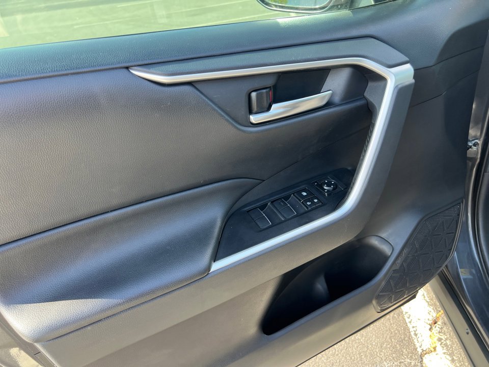 Used 2019 Toyota RAV4 XLE Premium image 36