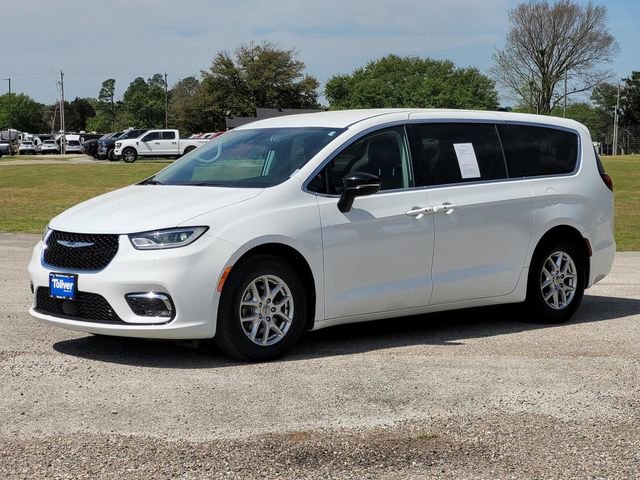 Used 2024 Chrysler Pacifica Touring-L image 4