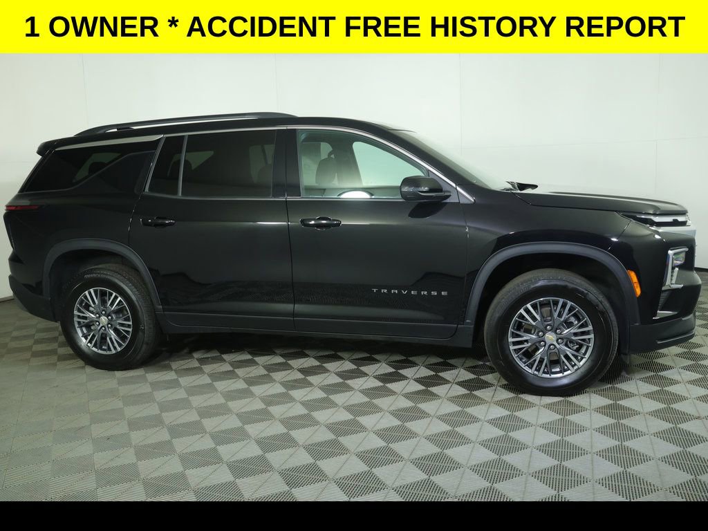 Used 2025 Chevrolet Traverse LT image 2