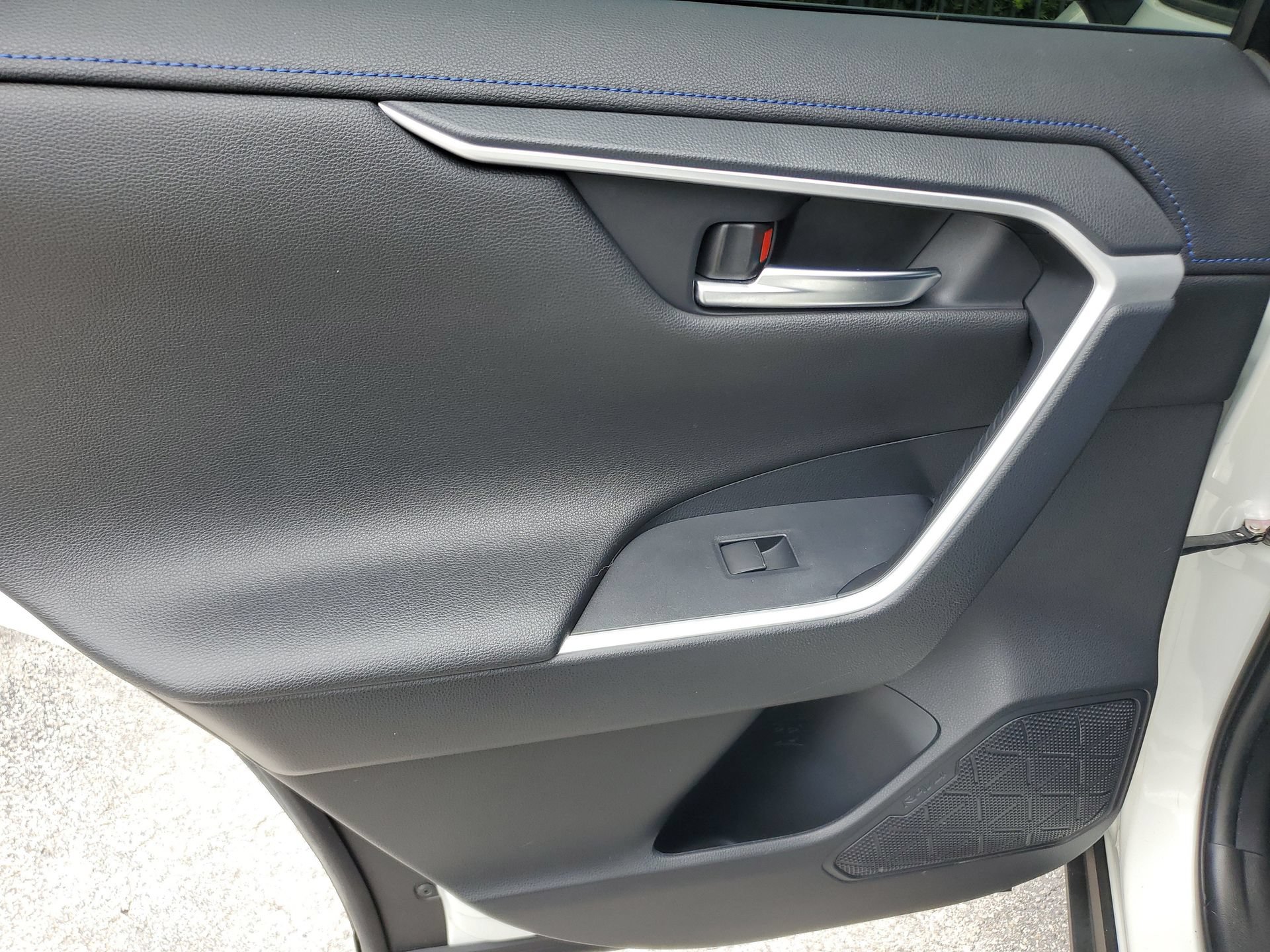 Used 2019 Toyota RAV4 XSE w/ XSE Weather Package AWD/4WD image 13