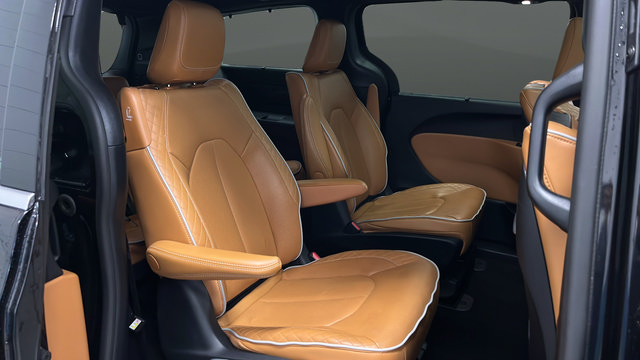 Used 2023 Chrysler Pacifica Pinnacle FWD image 25