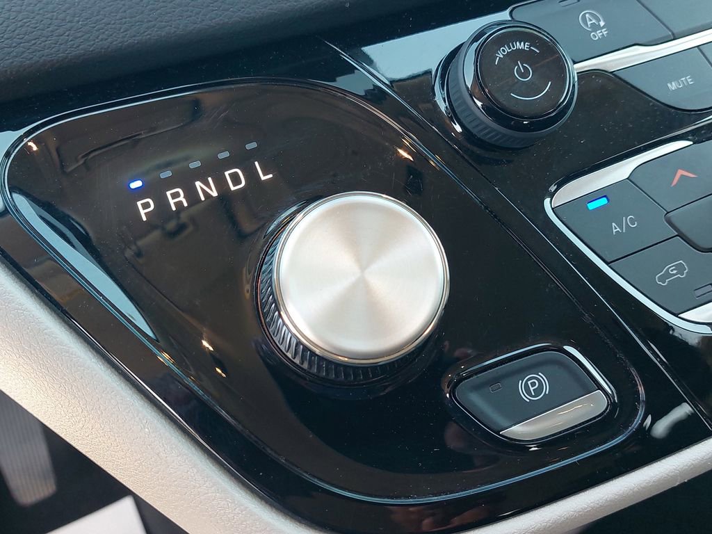 Used 2023 Chrysler Voyager LX image 20