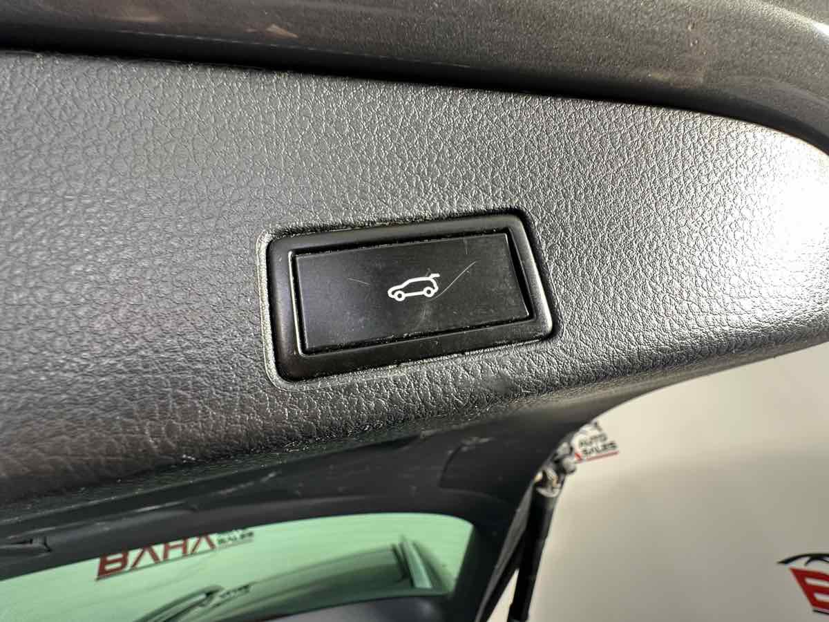 Used 2017 Volkswagen Touareg Wolfsburg Edition image 20