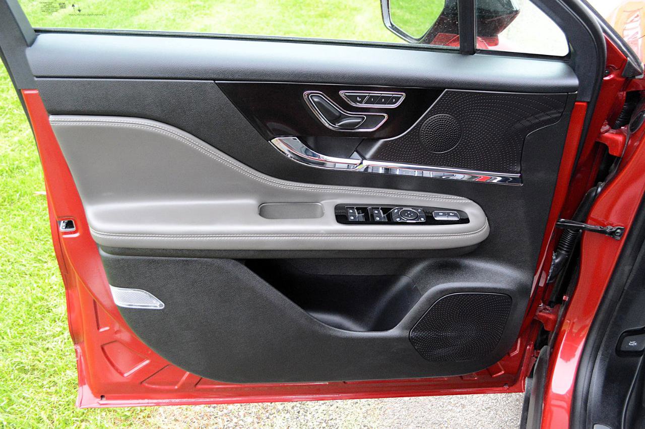 Used 2023 Lincoln Corsair AWD w/ Equipment Group 101A image 20