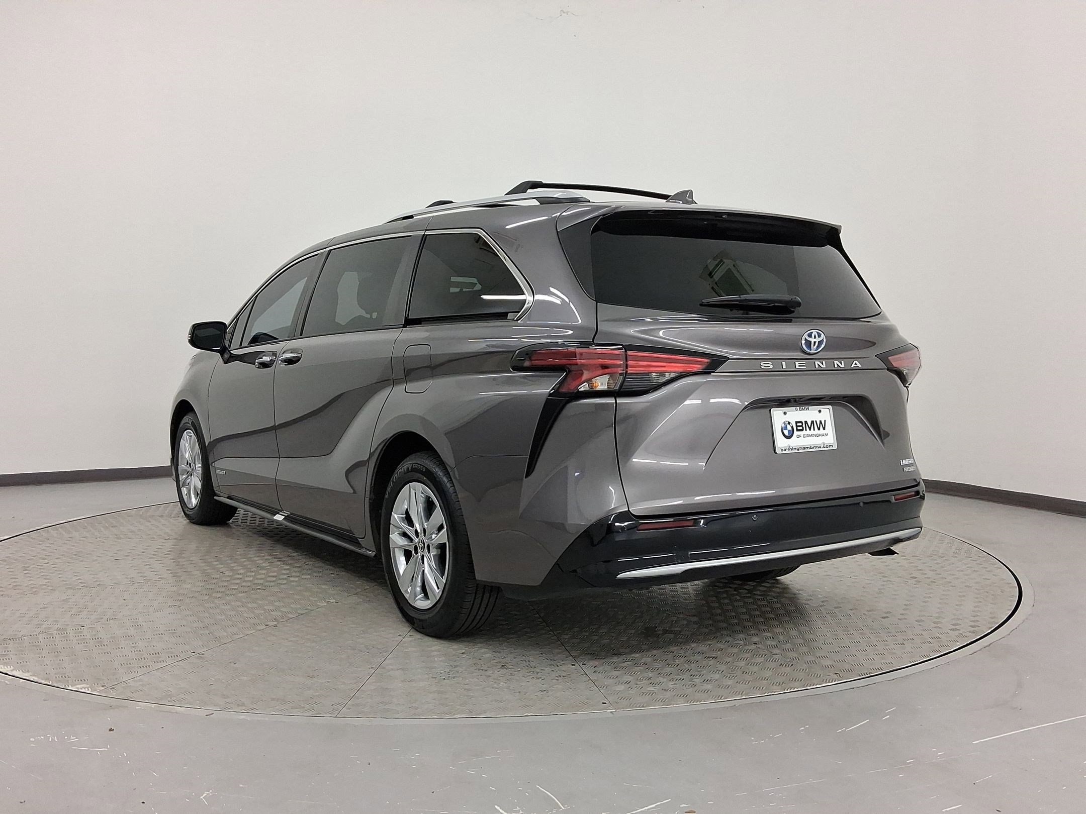 Used 2021 Toyota Sienna Limited image 3