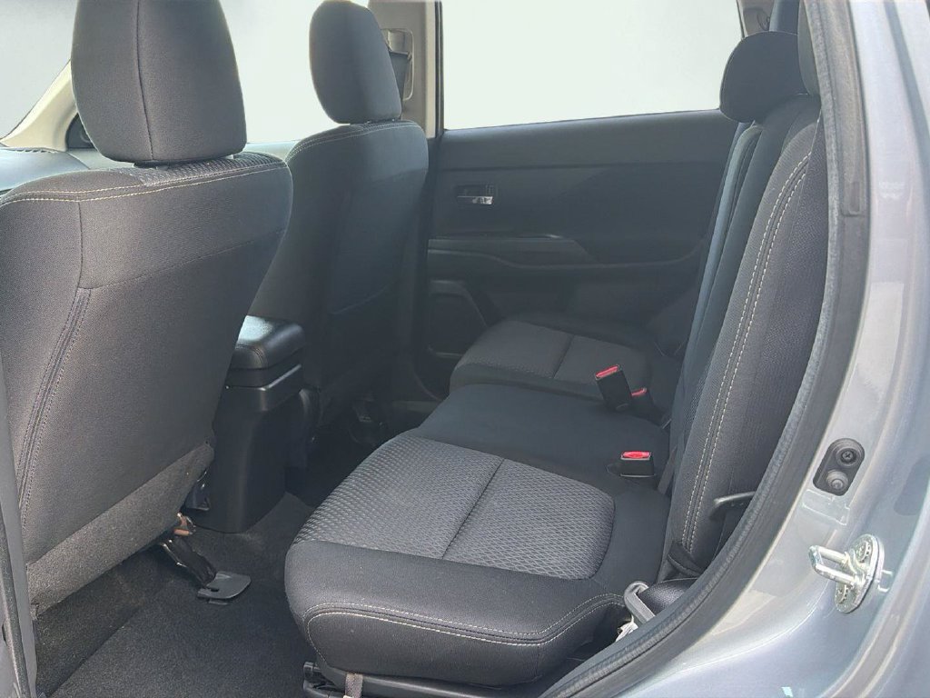 Used 2016 Mitsubishi Outlander SE AWD/4WD image 14