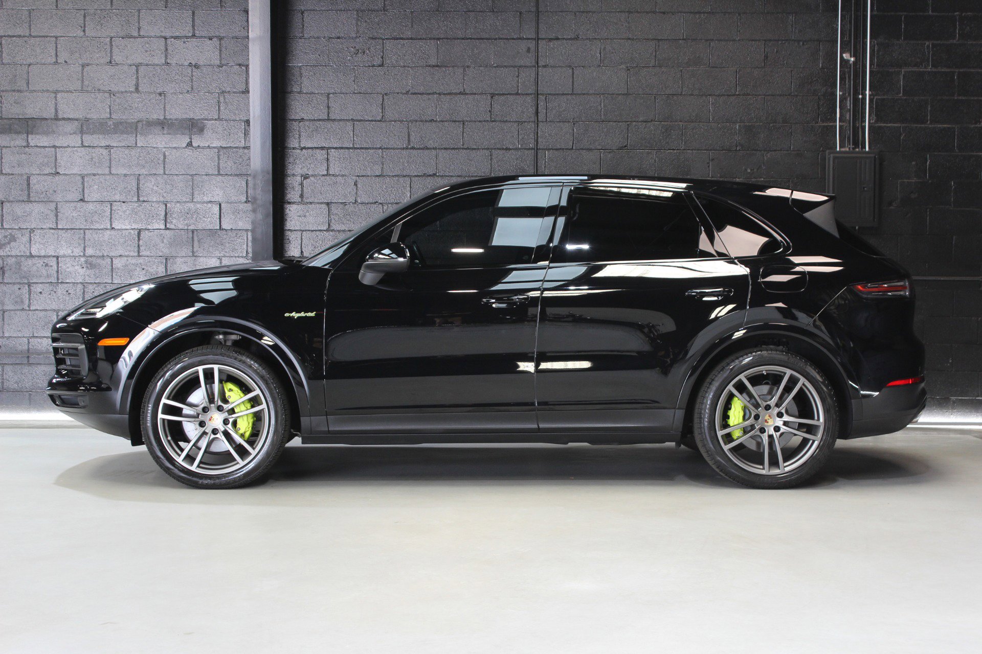 Used 2022 Porsche Cayenne E-Hybrid w/ Premium Package image 3