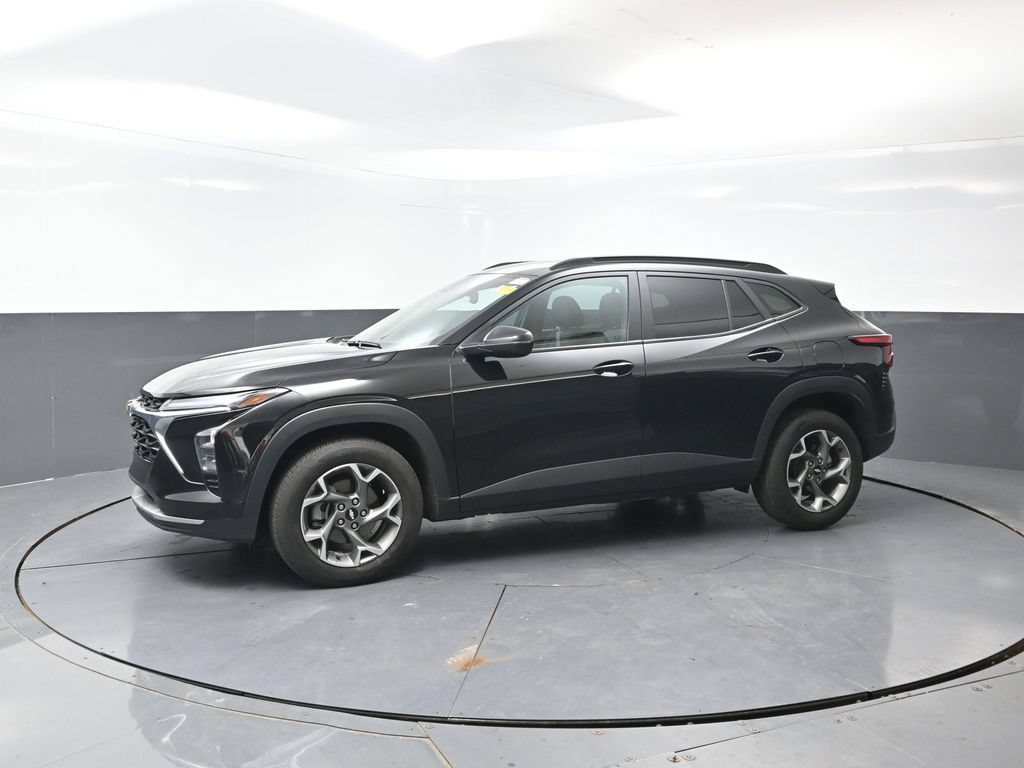 Used 2025 Chevrolet Trax LT FWD image 9