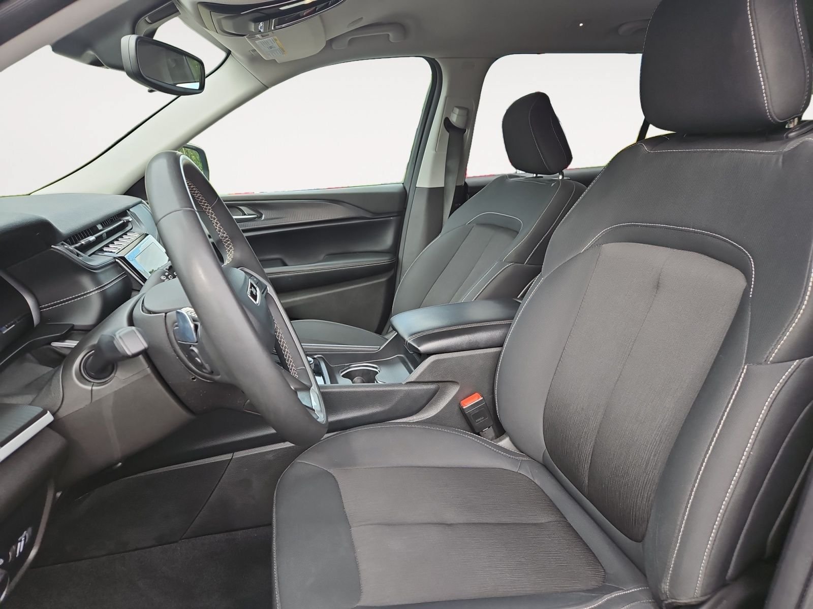 Used 2023 Jeep Grand Cherokee L Laredo RWD image 9