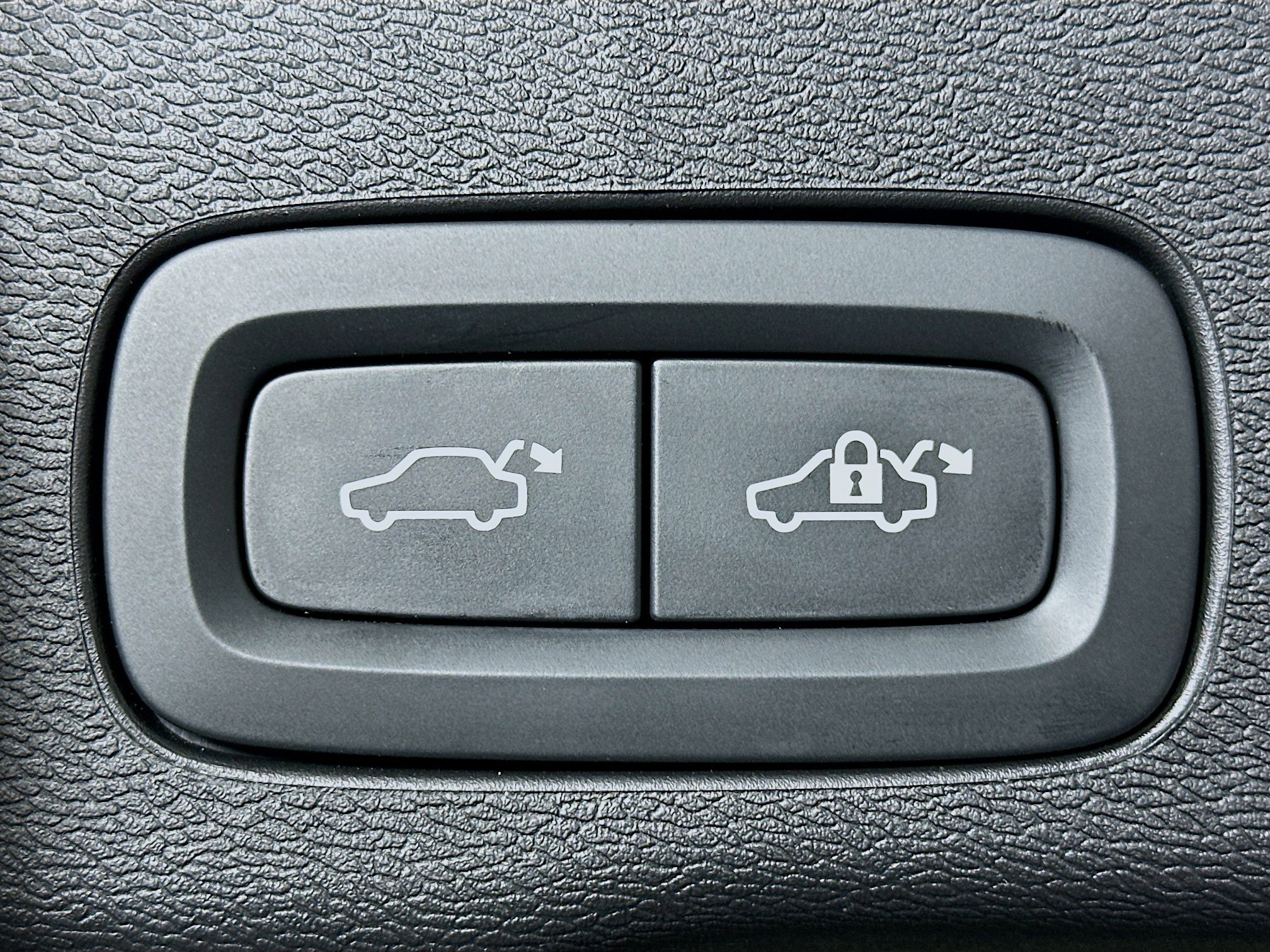 Used 2025 Volvo XC60 B5 Plus image 30