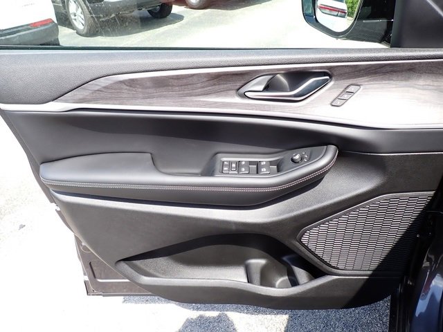 New 2025 Jeep Grand Cherokee L Limited w/ Black Appearance Package image 15