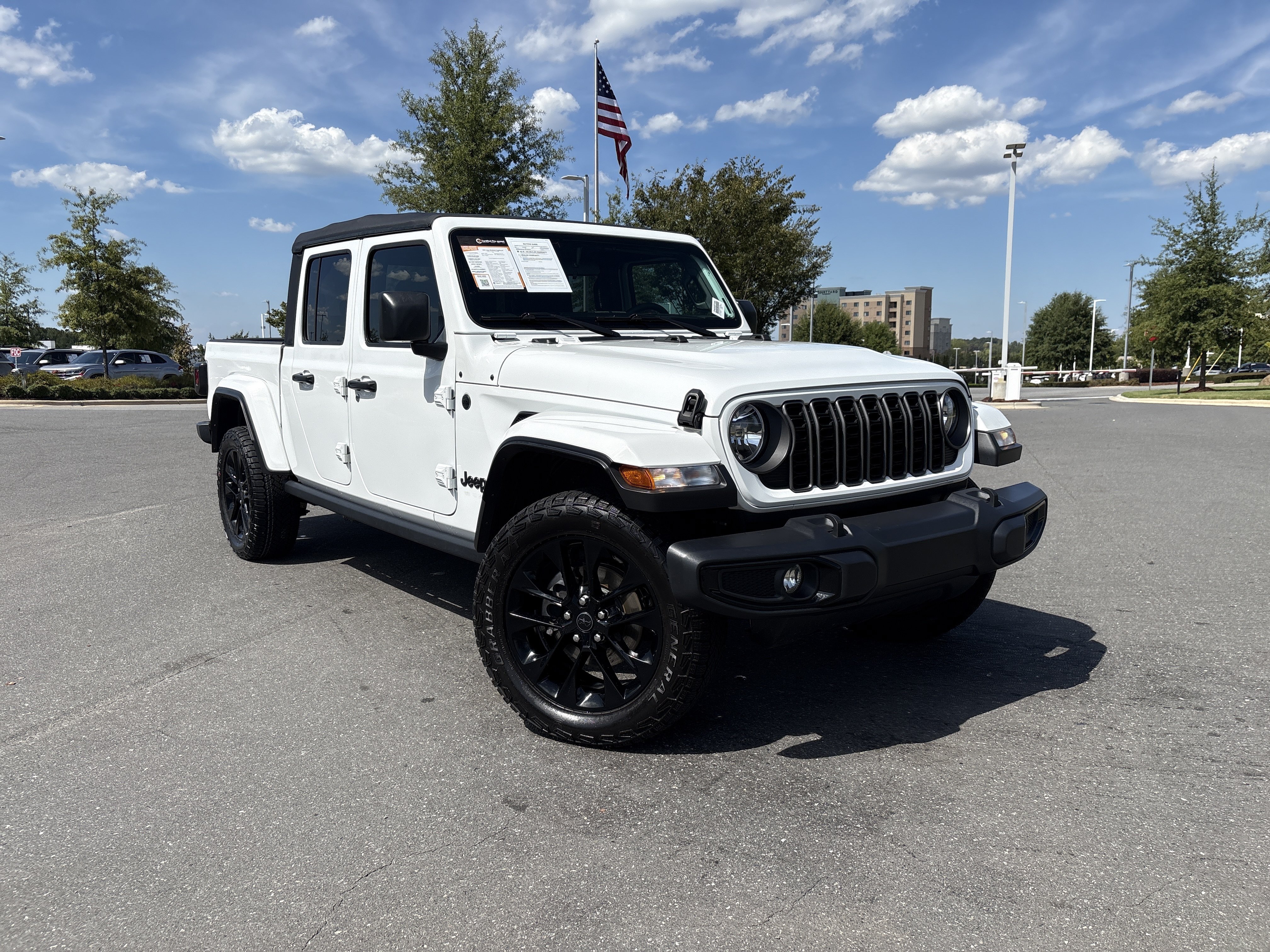 Used 2025 Jeep Gladiator Sport AWD/4WD image 2