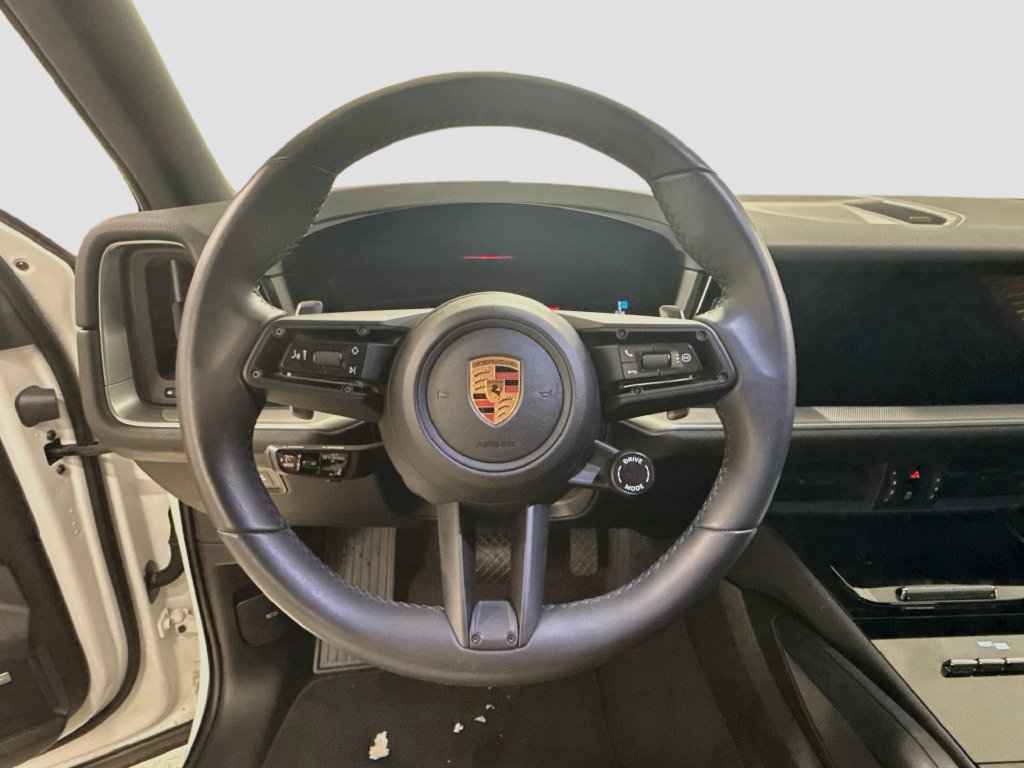 Certified 2025 Porsche Cayenne AWD/4WD image 12