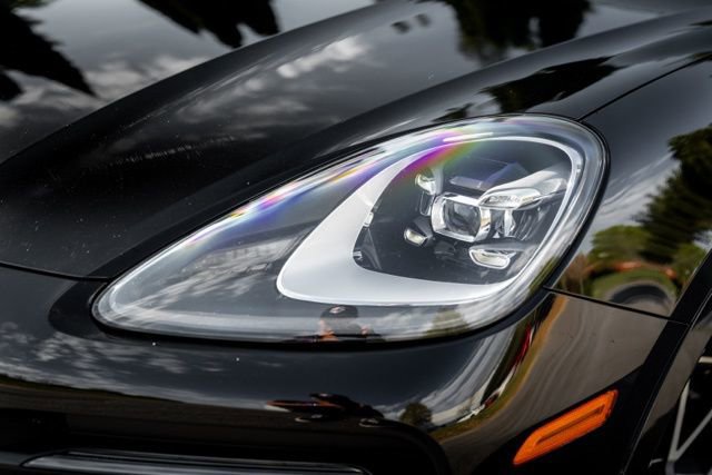 Used 2023 Porsche Cayenne Platinum Edition image 4