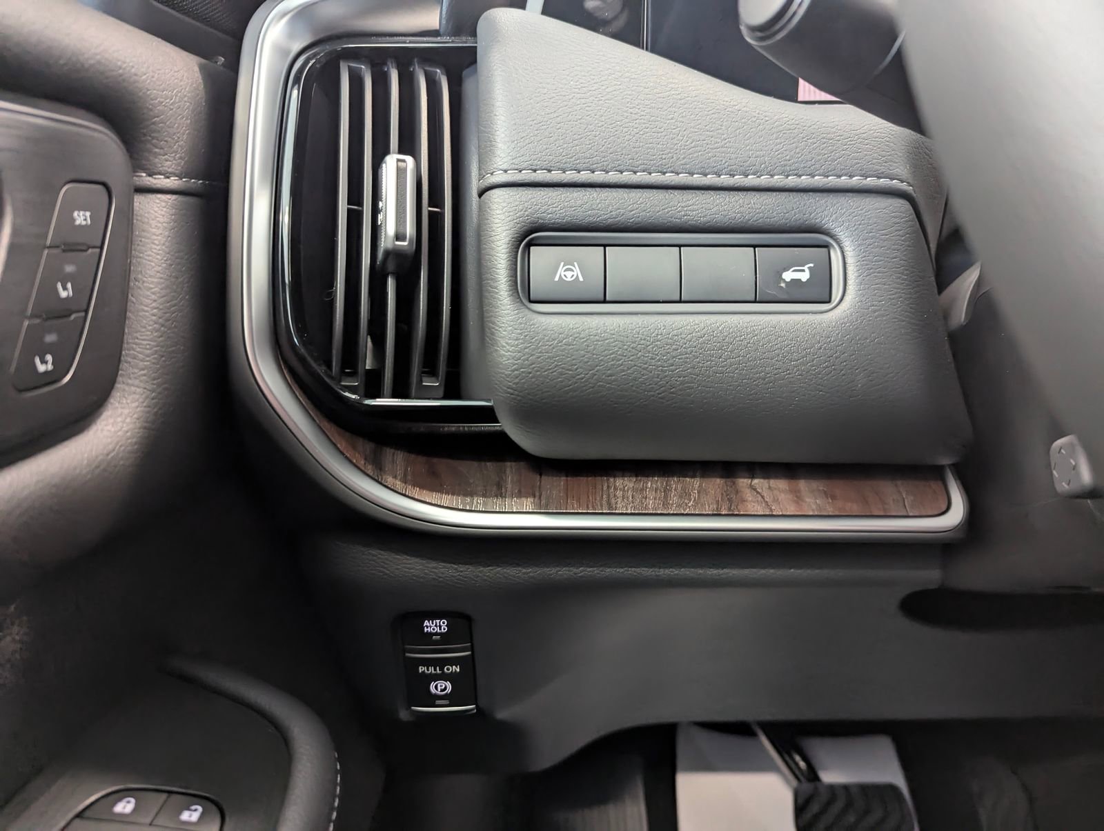 New 2025 Nissan Armada SL w/ Captain's Chari Seat Package image 19