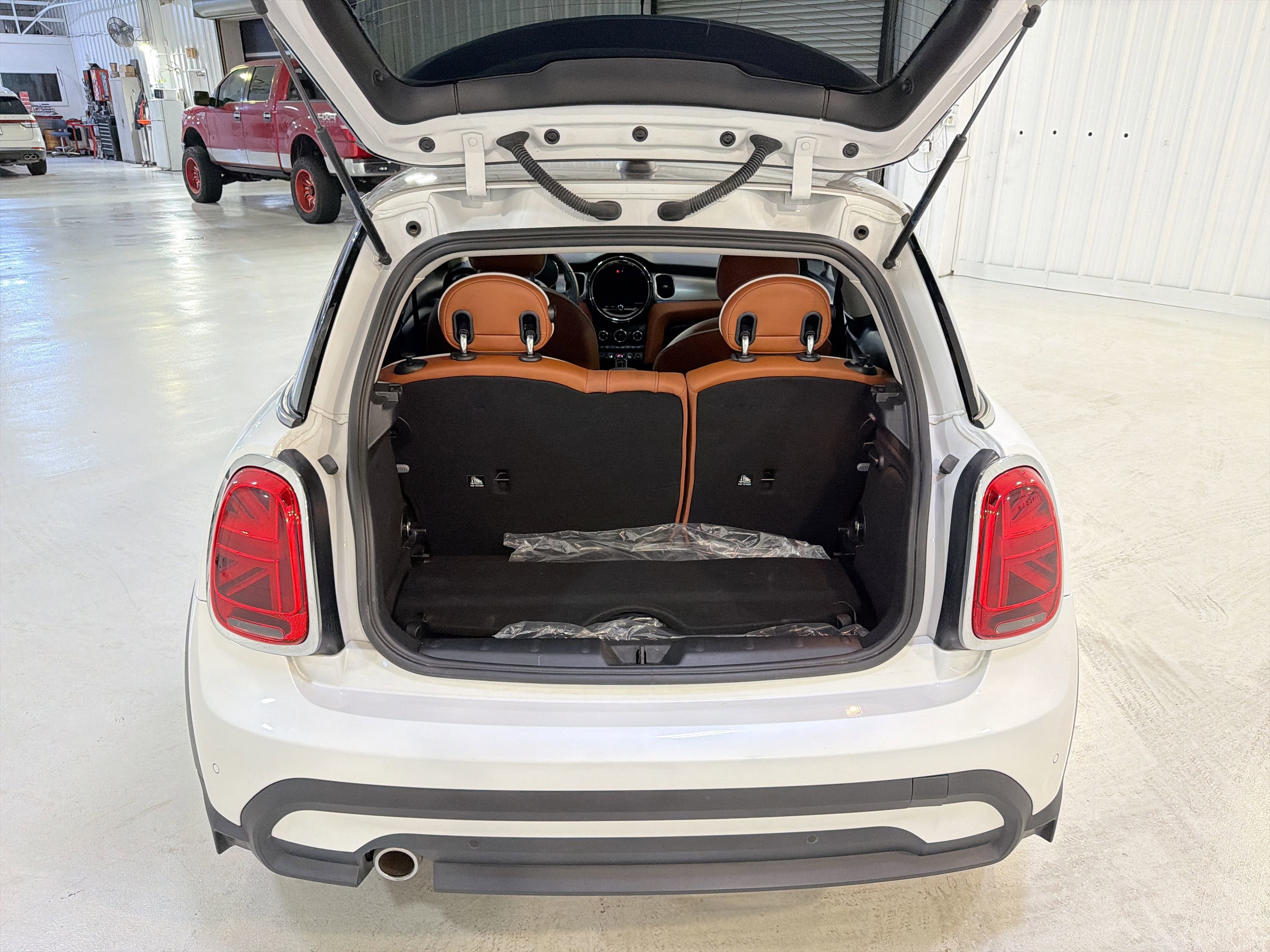 Used 2024 MINI Cooper 2-Door Hardtop w/ Signature Upholstery Package FWD image 28