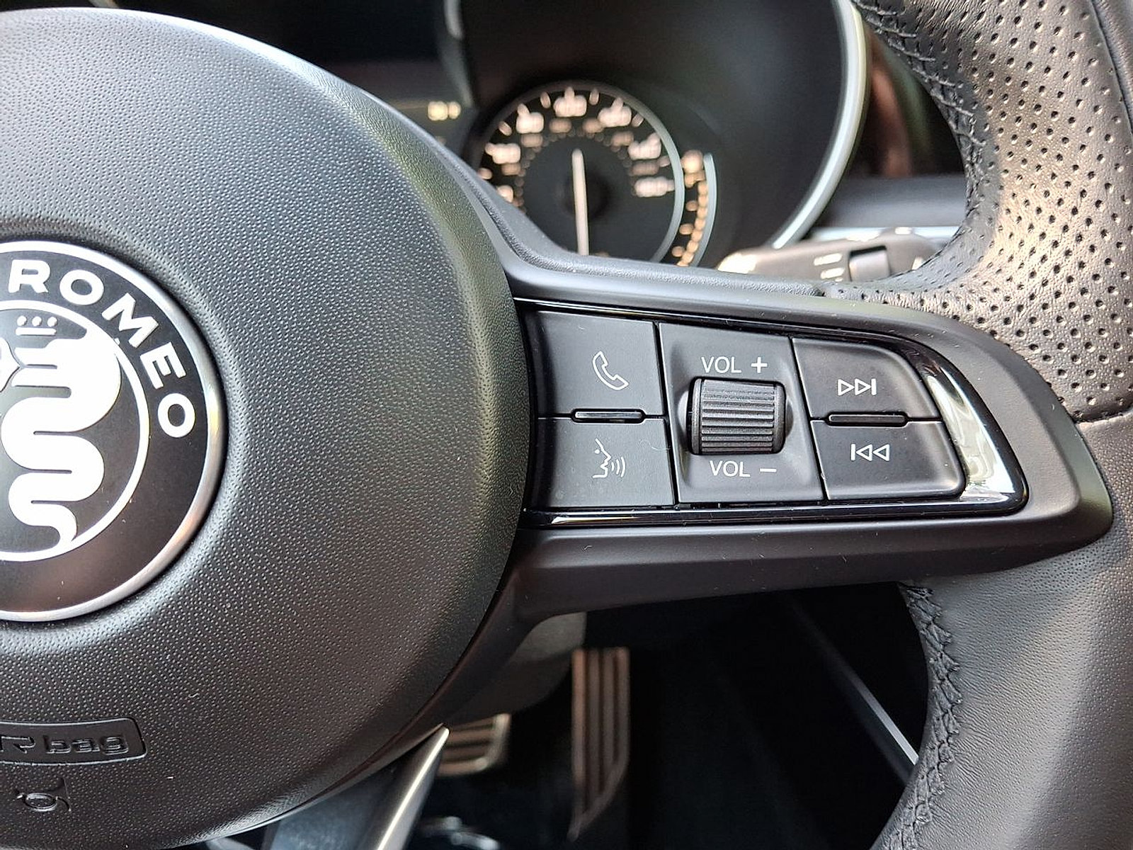 Used 2023 Alfa Romeo Stelvio Ti AWD/4WD image 18