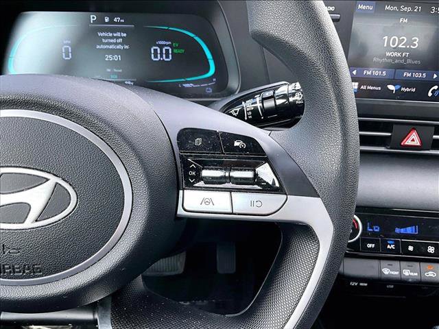 Used 2025 Hyundai Elantra Hybrid FWD image 21
