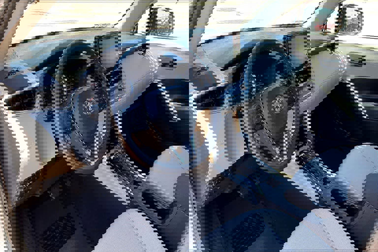 Used 2022 Toyota Corolla Cross LE image 2