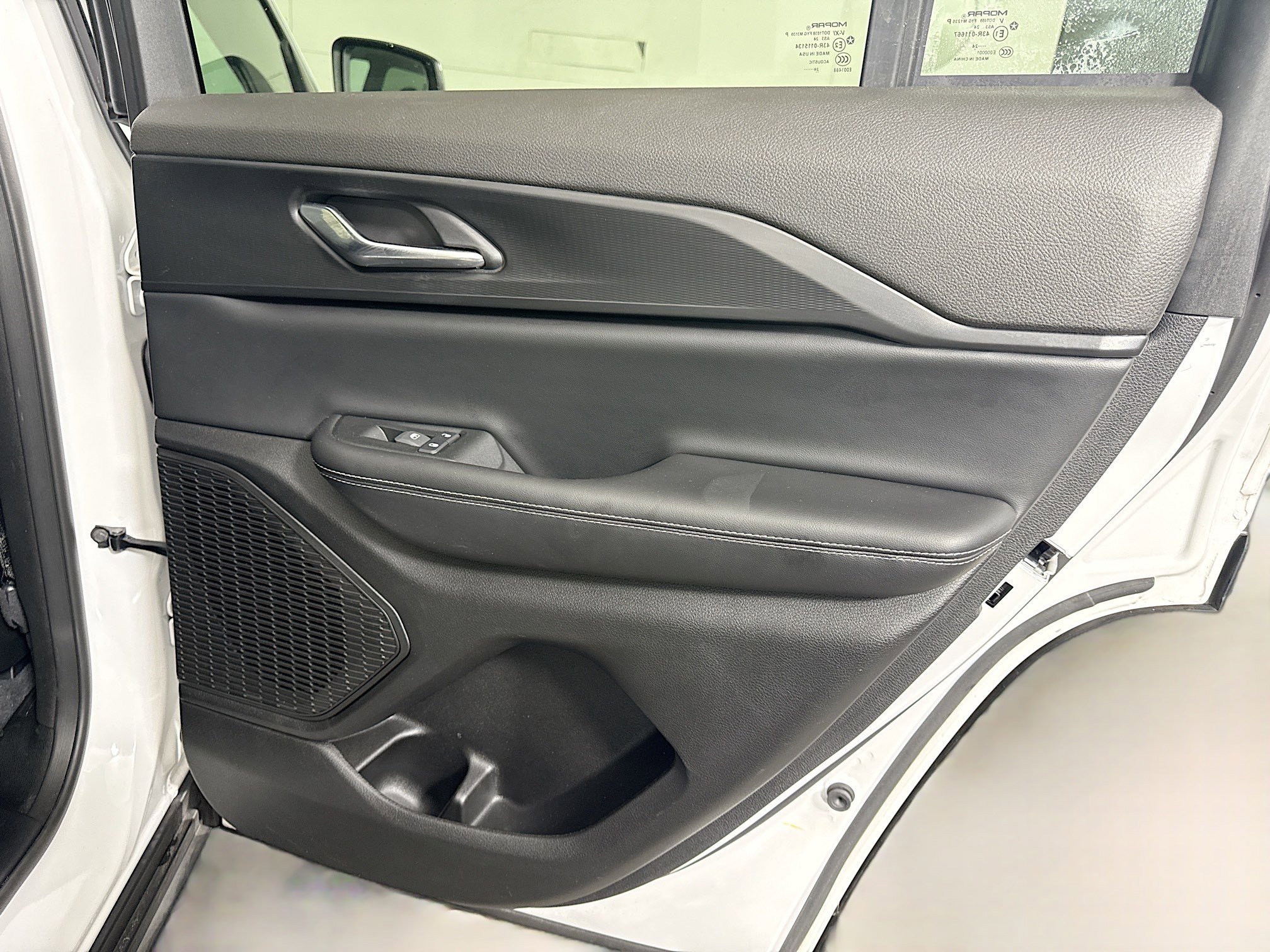 Used 2024 Jeep Grand Cherokee Laredo X image 28