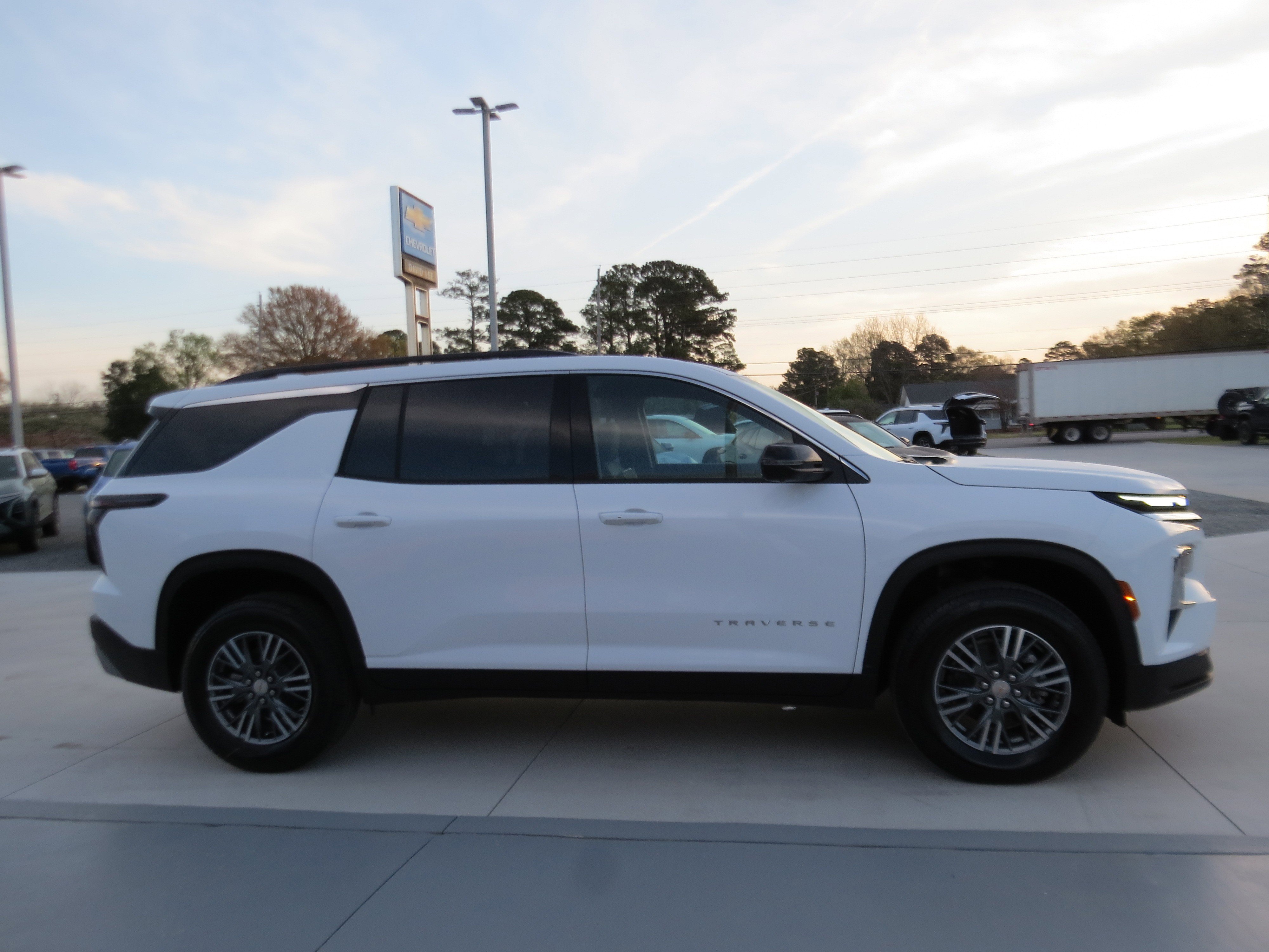 New 2026 Chevrolet Traverse LT w/ Driver Confidence Package FWD image 7