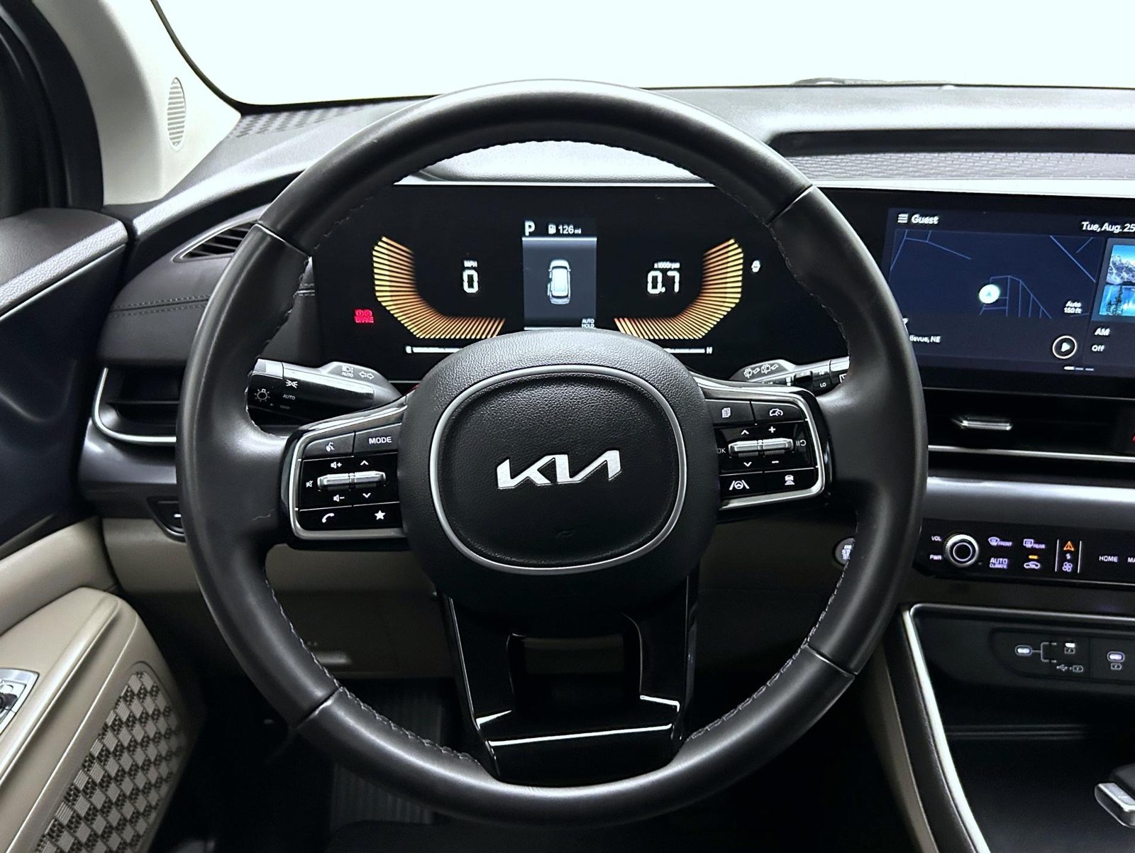 Used 2025 Kia Carnival FWD image 11