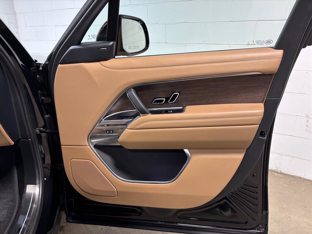 Used 2025 Land Rover Range Rover Long Wheelbase SE image 32