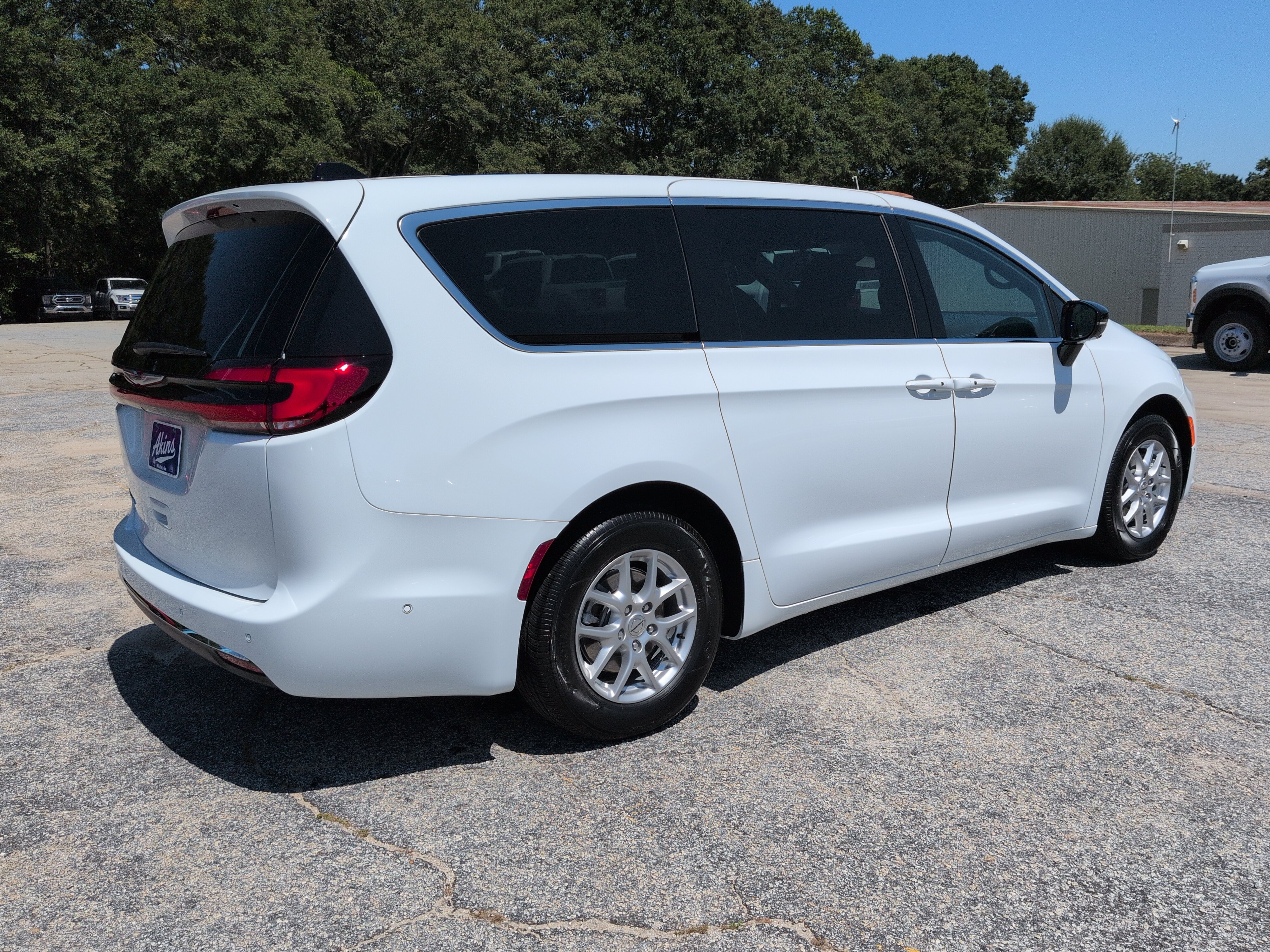Certified 2025 Chrysler Pacifica Select FWD image 3