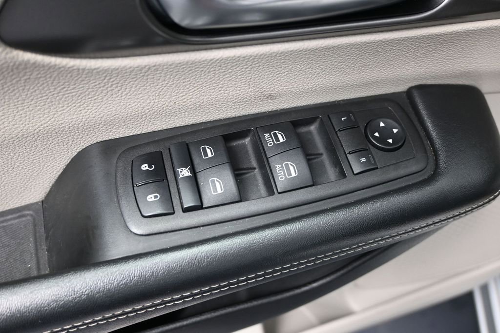 Used 2023 Chrysler Pacifica Touring-L FWD image 11