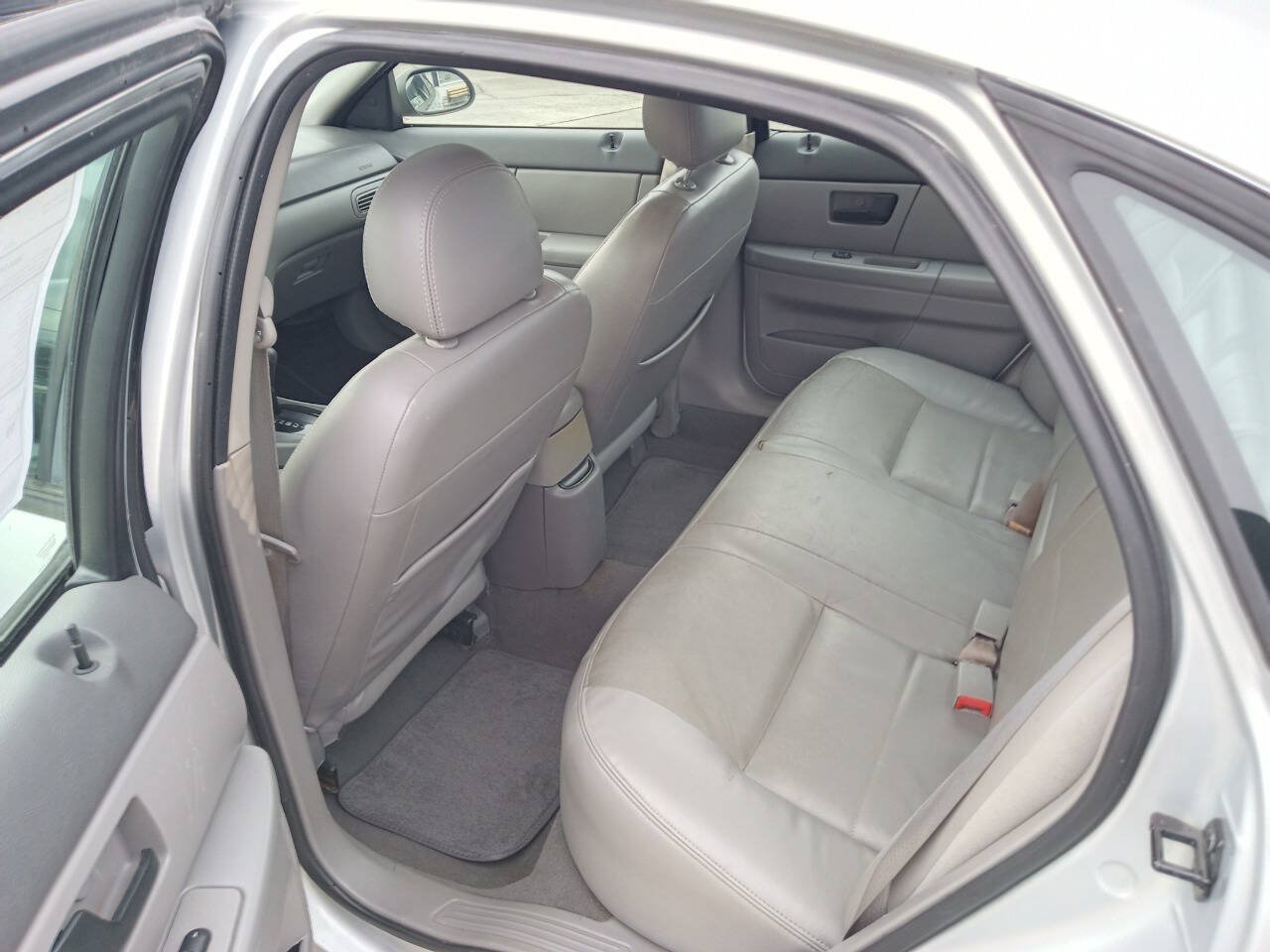 Used 2005 Ford Taurus SE FWD image 7