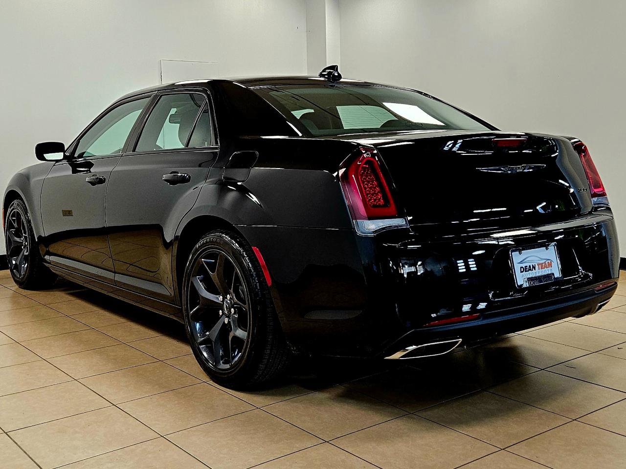 Used 2020 Chrysler 300 Touring w/ Sport Appearance Package image 6
