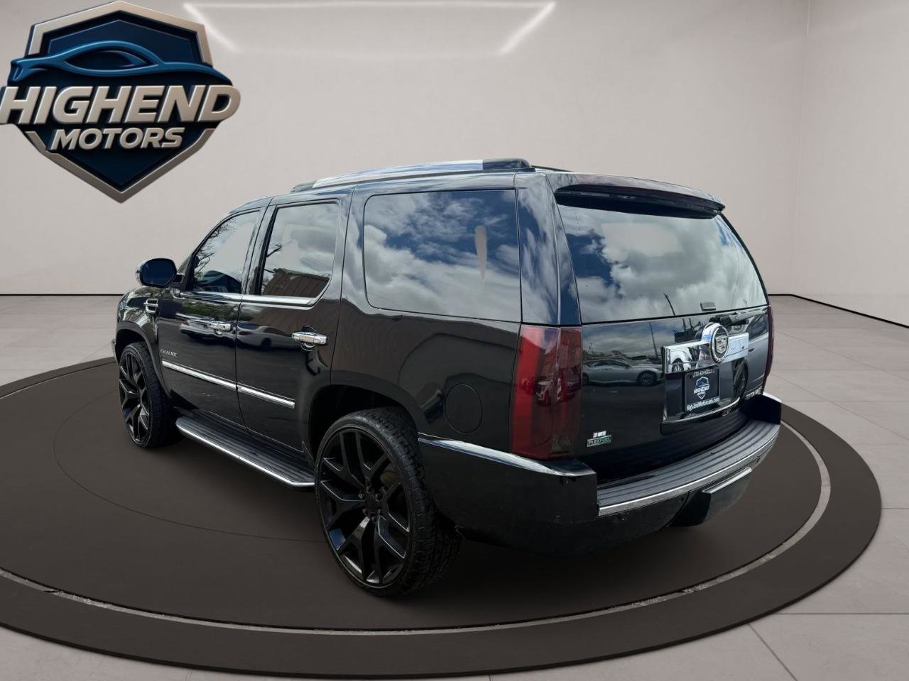 Used 2012 Cadillac Escalade Luxury AWD/4WD image 4