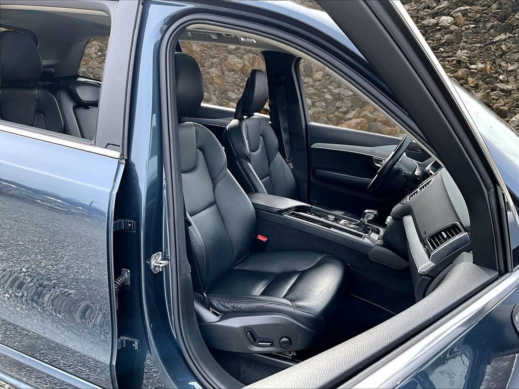 Used 2021 Volvo XC90 T5 Momentum w/ Protection Package Premier image 7