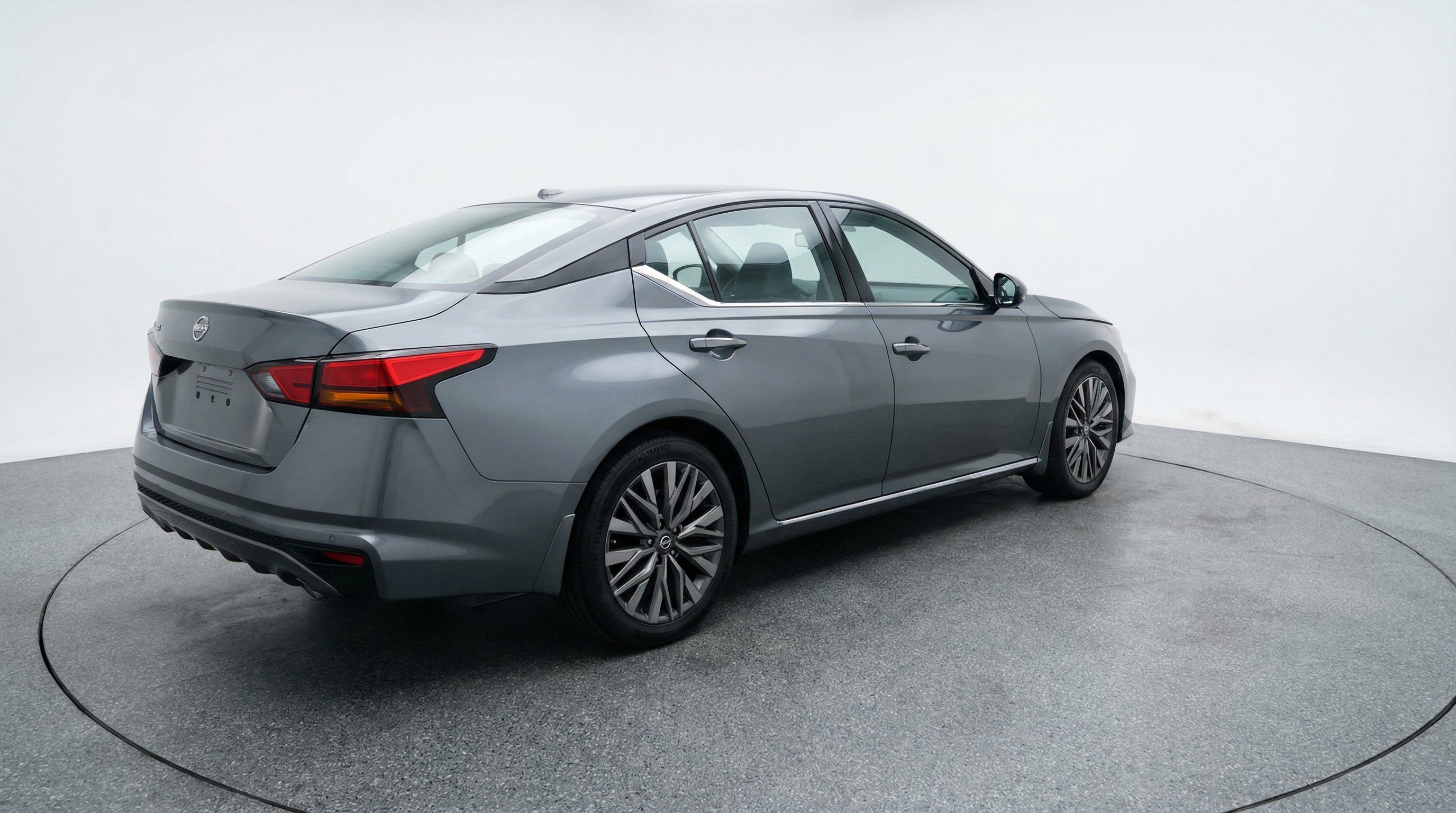 Used 2025 Nissan Altima 2.5 SV image 9