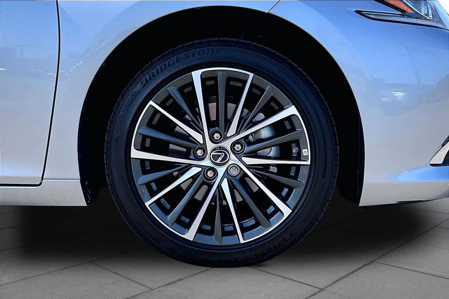 Used 2025 Lexus ES 300h w/ Premium Package FWD image 10