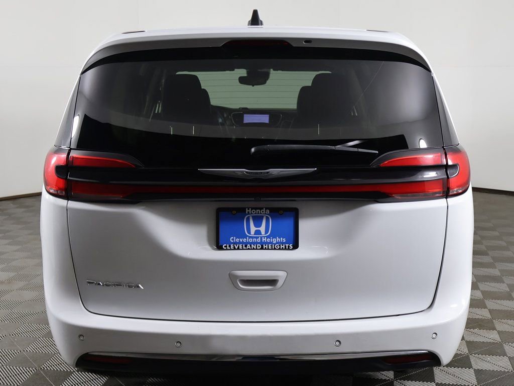 Used 2023 Chrysler Pacifica Touring-L image 13