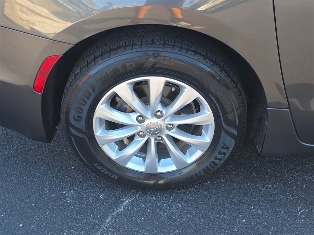 Used 2018 Chrysler Pacifica Touring Plus image 6