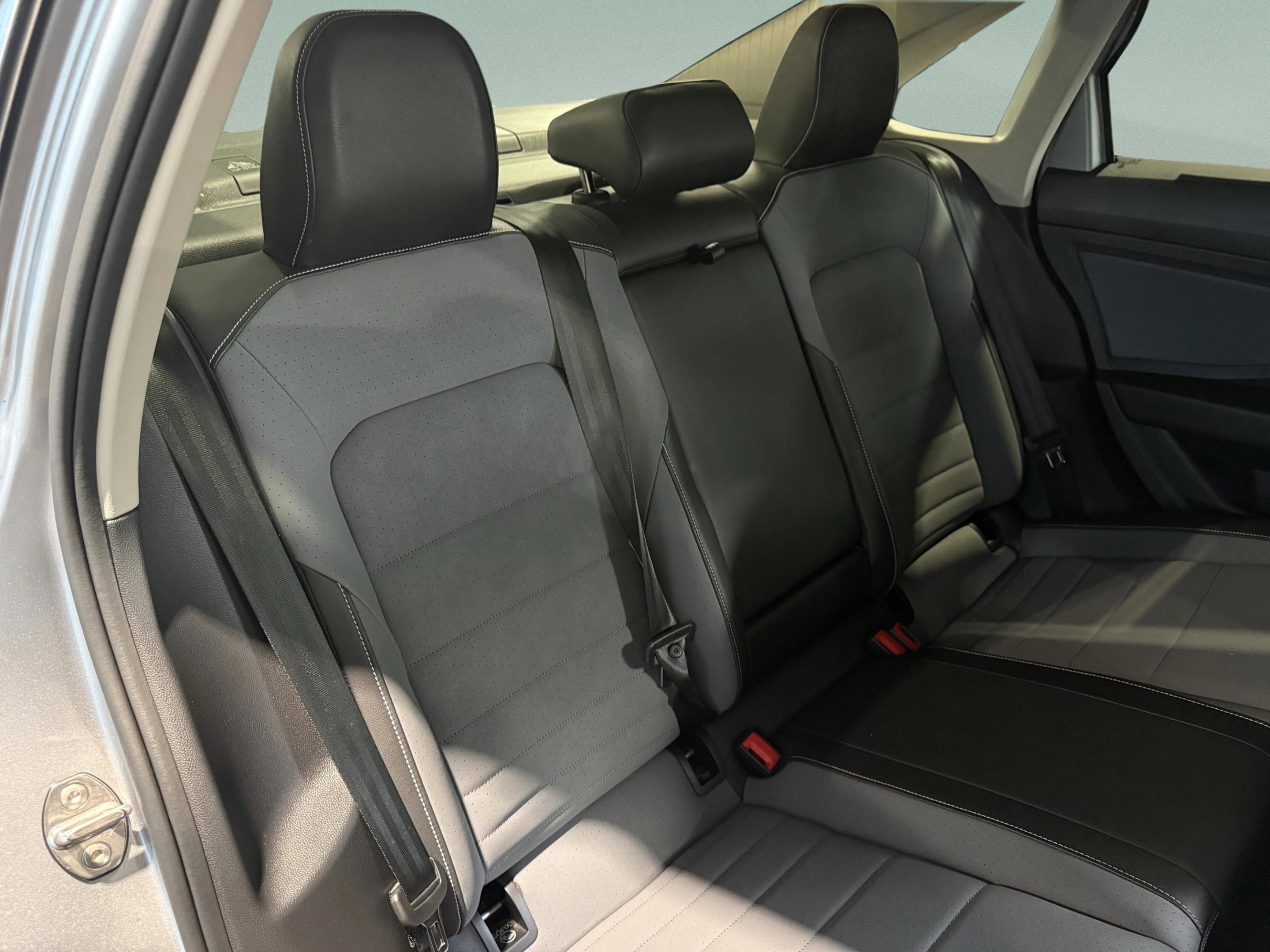 Used 2025 Volkswagen Jetta SE image 24