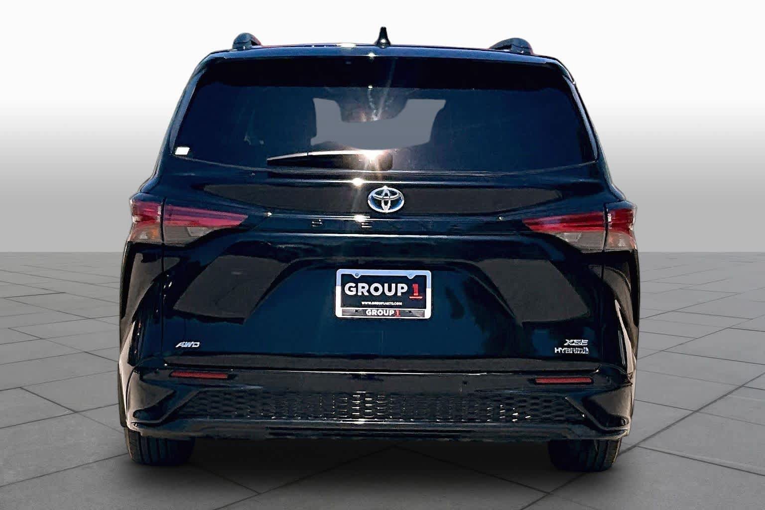 Used 2024 Toyota Sienna XSE w/ XSE Plus Package AWD/4WD image 5
