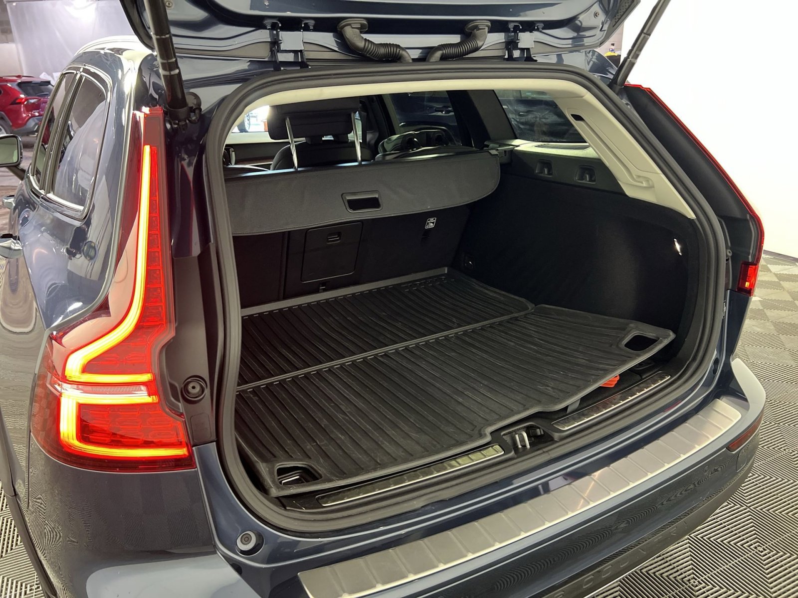 Used 2024 Volvo V60 B5 Cross Country Plus w/ Protection Package Premier image 26