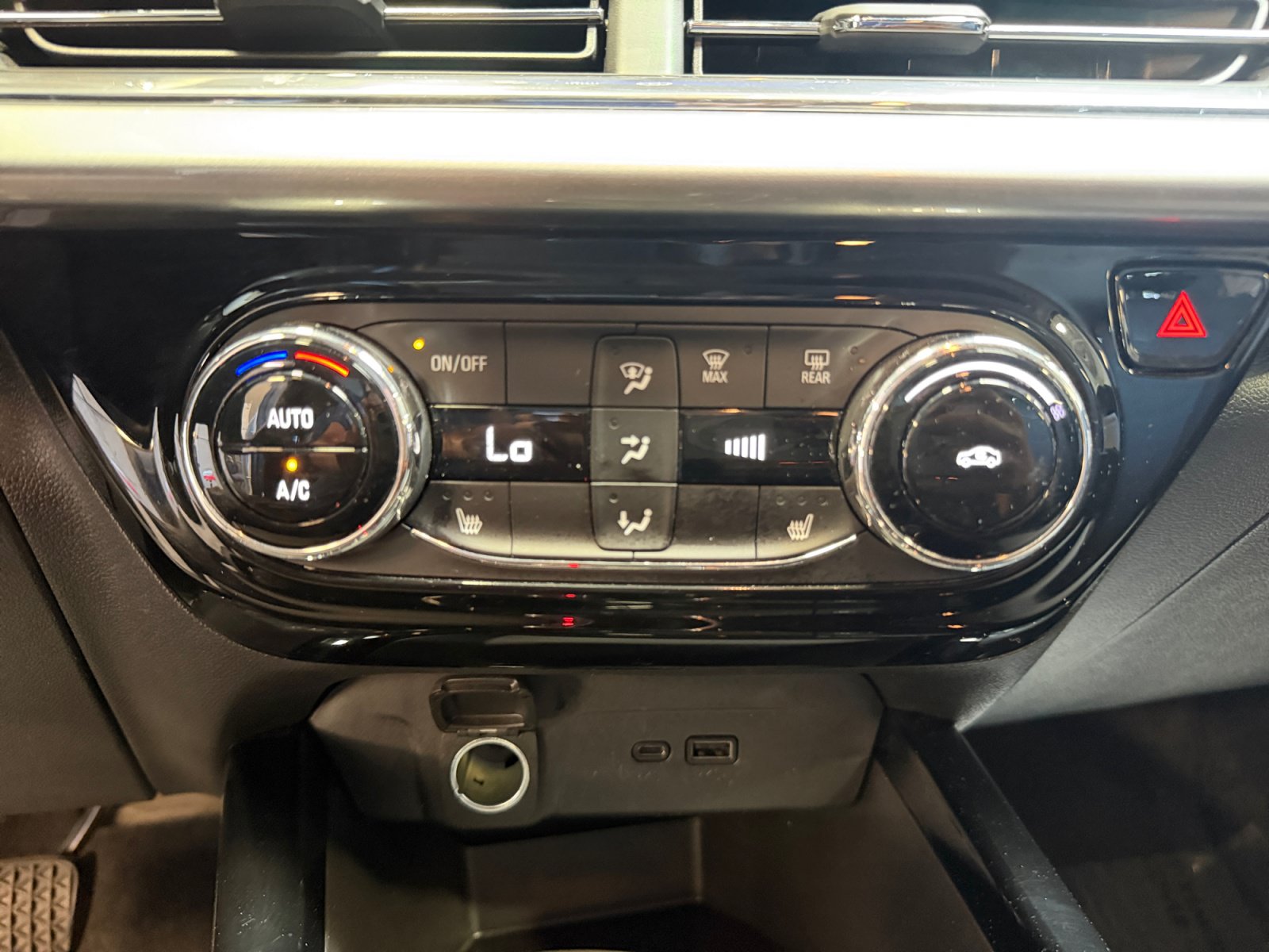 Used 2024 Chevrolet Trax LT w/ Driver Confidence Package FWD image 31