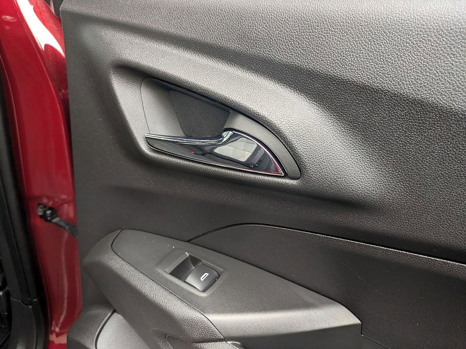 Certified 2025 Chevrolet Trax RS w/ Sunroof Package image 32